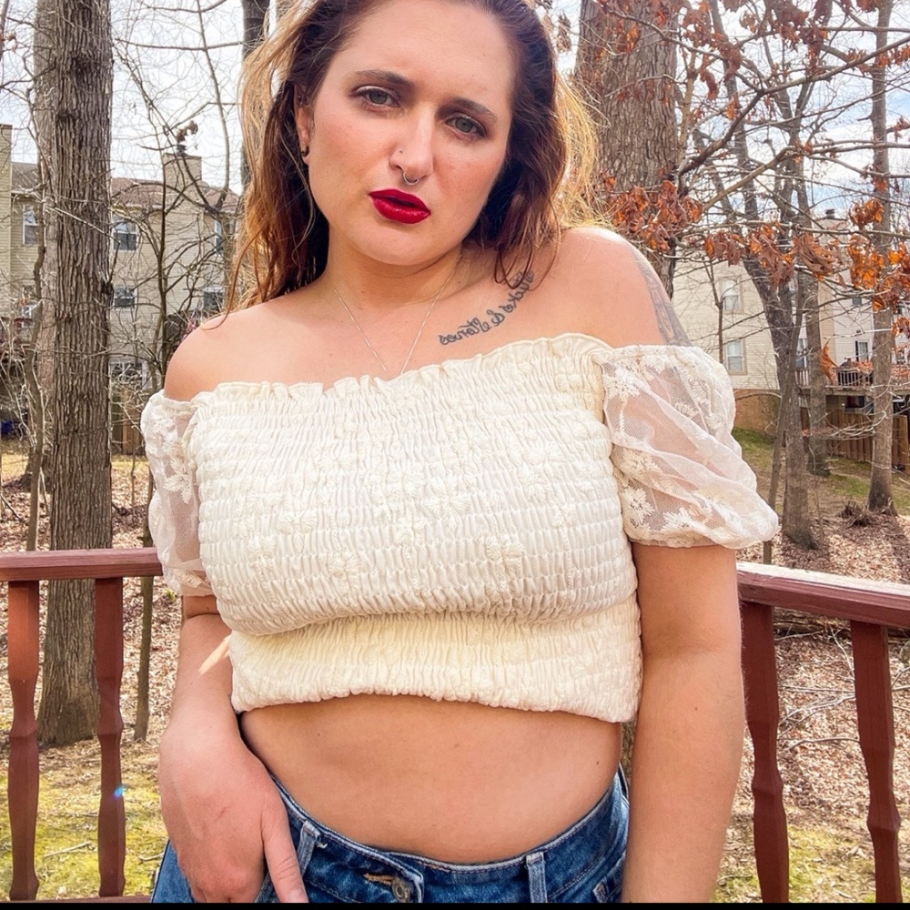White top with lace sleeve